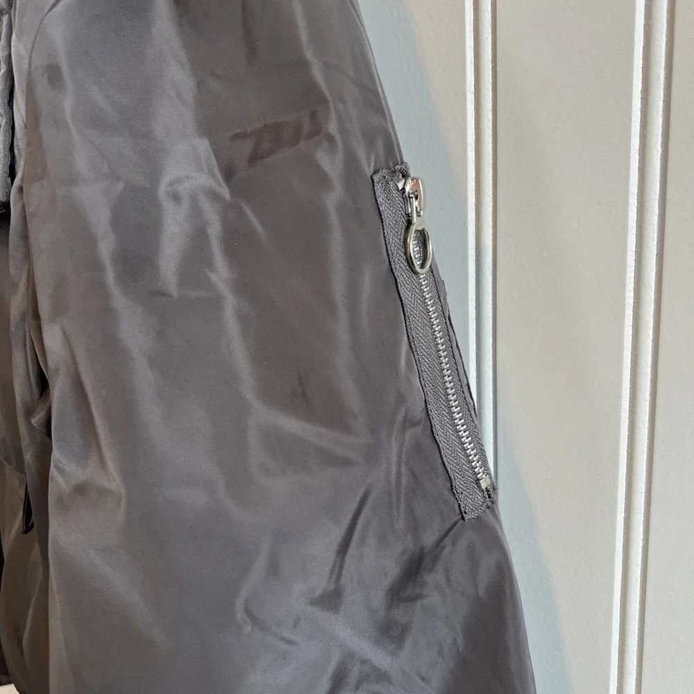 Crop‎ Zipped Bomber Jacket Gray Women's Small Love Tree
